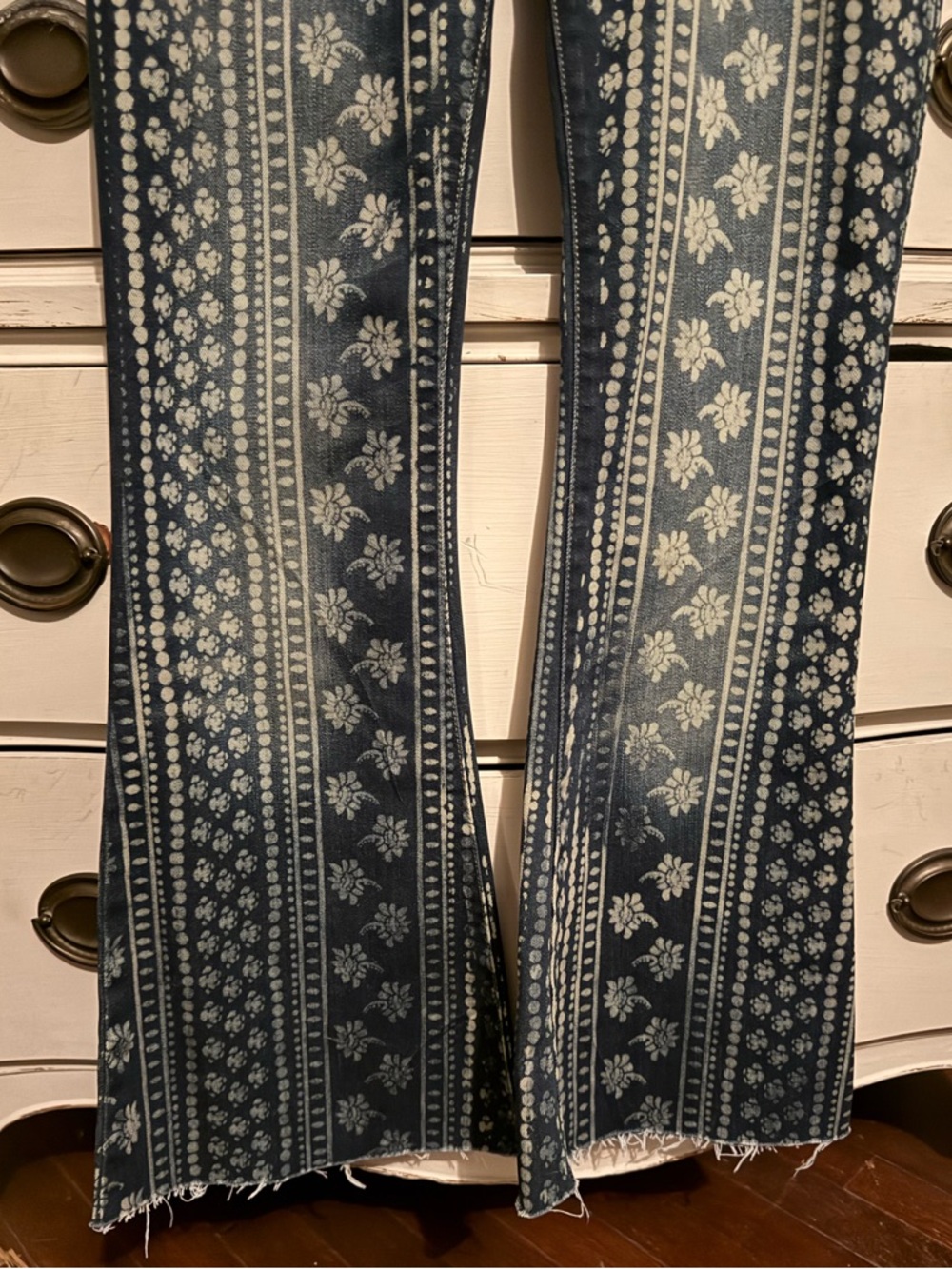 Free People Mantra Bali Print Indigo Flare Jeans 26 - Picture 9 of 12